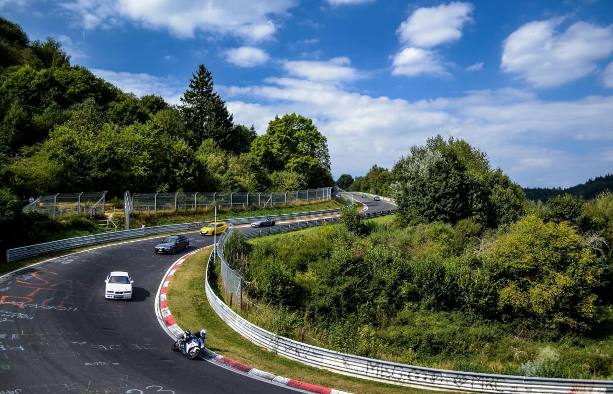 Rennwagen auf der Nürburgring Nordschleife