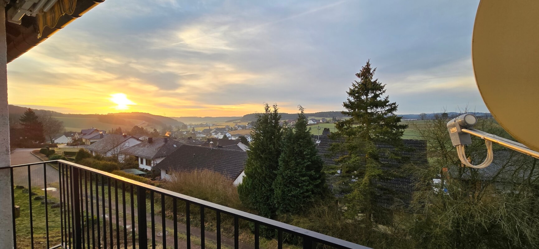Sonnenuntergang über der Eifel von der RINGZEIT Lodge