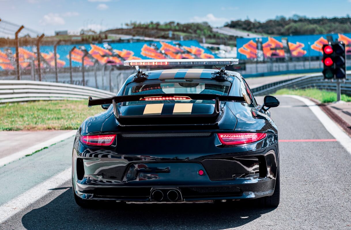 Porsche 911 GT3 auf einer Rennstrecke am Nürburgring